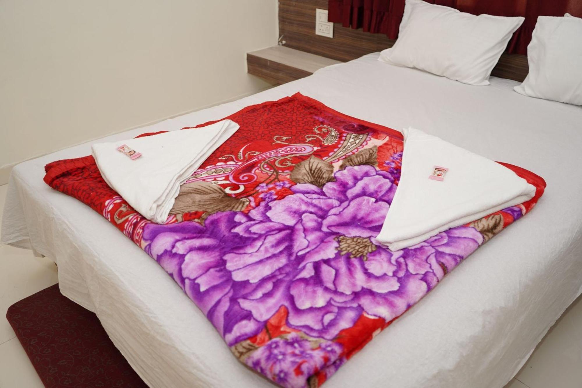 Hotel Chaitanya Lodging Supe Екстериор снимка