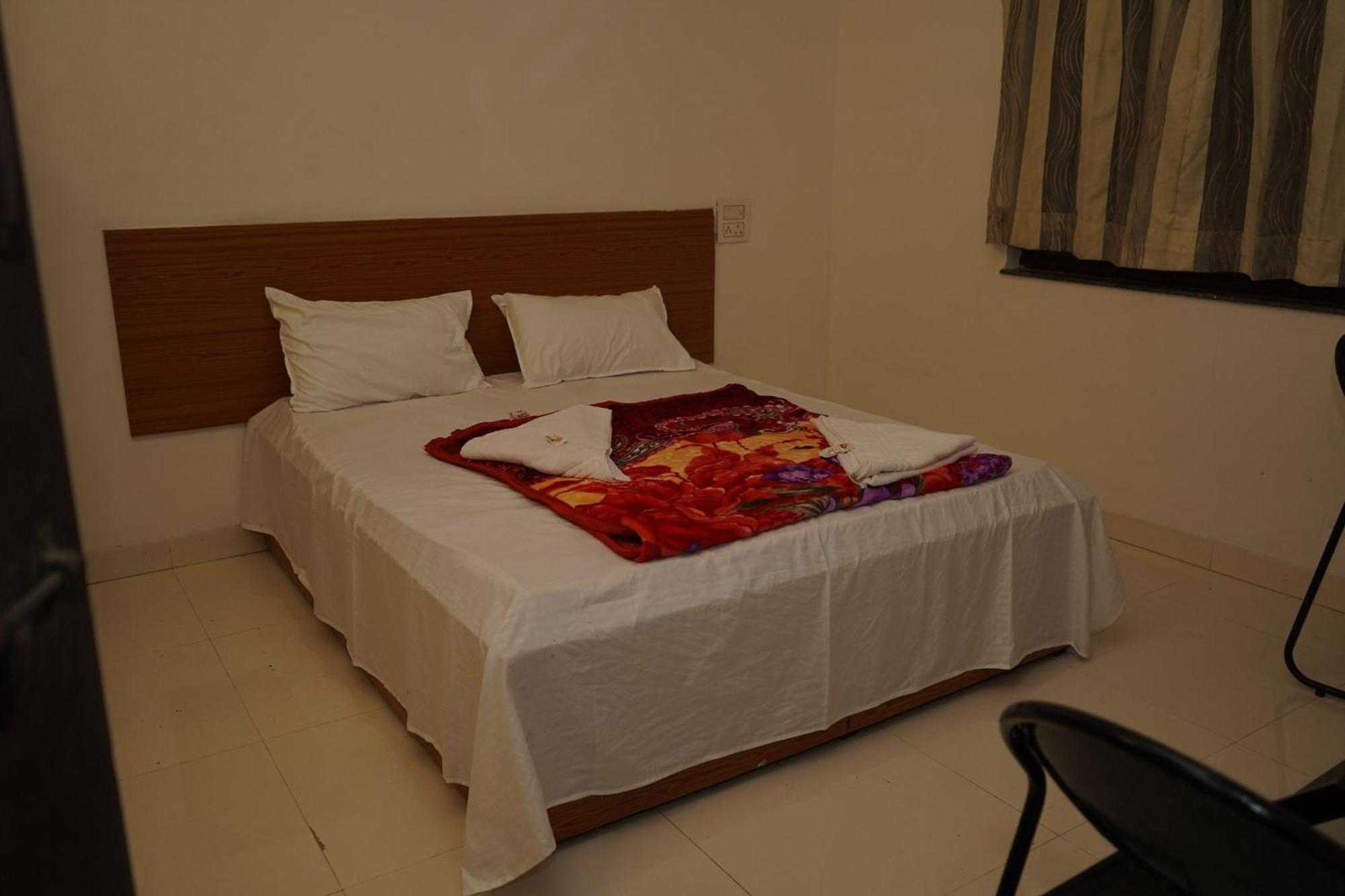 Hotel Chaitanya Lodging Supe Екстериор снимка